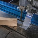 הפסיקו להיאבק עם חוסר דיוק. Kreg Precision Band Saw Fence מאפשרת לכם לבצע חיתוכים בביטחון מלא, עם מנגנון נעילה נוח ומערכת מדידה מדויקת. זוהי השקעה חכמה שתחסוך לכם זמן ומאמץ בכל פרויקט.