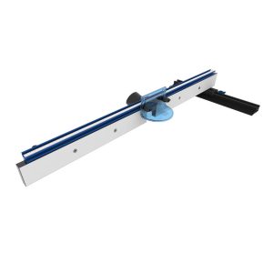 גדר Kreg PRS1015: תמונת חזית של גדר הראוטר המדויקת הכוללת מערכת יישור עצמי (T-Square). הגדר עשויה אלומיניום אנודייז ומתאימה לשולחנות בעובי 3/4" עד 1 1/2" ומציגה פני גדר מתכווננים ופתח שאיבת אבק.