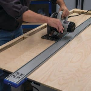 אל תבזבזו כסף על ציוד יקר. הארכת המדריך של Kreg מספקת לכם את היכולת לבצע חיתוכי אורך מדויקים, בדומה למסור מסילה יקר, תוך שימוש בכלים הקיימים שלכם. זו השקעה חכמה שתשדרג כל סדנה.