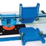 מסרק מוביל עץ Kreg True-FLEX™ (PRS3020): עשוי פולימר מרוכב עמיד המספק לחץ אופטימלי ועקבי על הלוח. האצבעות המעוצבות מונעות רתיעה (Kickback) ומבטיחות דיוק במיסור וכרסום.