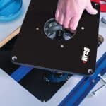 משטח עבודה מדויק PRS1025: משטח רב-תכליתי עם טבעות הפחתה (Reducing Rings) הניתנות לנעילה ומגן התחלה מבראס (Brass Starting Pin) לכרסום חופשי (Freehand Routing). מושלם לשדרוג שולחן הראוטר.