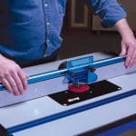 Kreg PRS1025 Table Top: משטח עבודה קשיח עם מידות מפורטות וקצוות מחוזקים. מיועד להבטיח שטח עבודה ישר, יציב ומהיר עבור מגוון רחב של עבודות כרסום בנגרות מקצועית.