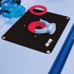 משטח שולחן ראוטר Kreg PRS1025: ליבת חלקיקים בעובי 1 אינץ' מחוזקת במוטות פלדה למניעת שקיעה. המשטח מצופה Easy-Slide™ לחיכוך נמוך ומגיע עם לוחית הכנסה 3/8 אינץ'