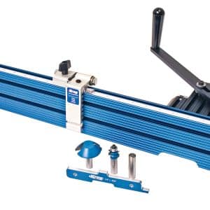 מערכת ליצירת חזיתות דקורטיביות לארונות מותקנת על שולחן ניתוב עם בסיס מחליק וזרוע בקרה